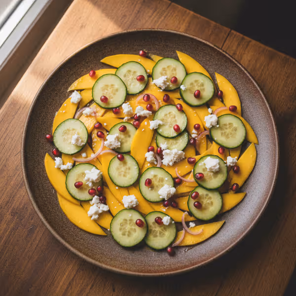 Carpaccio de mangue et concombre à la feta et grains de grenade